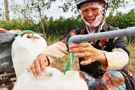 Vào mùa khô, huyện Tân Phú Đông gặp rất nhiều khó khăn về nước sinh hoạt.