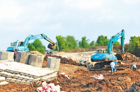 Công nhân Công ty Nam Sông Tiền đang thi công đoạn đê biển thuộc xã Tân Điền bị sạt lở nghiêm trọng.