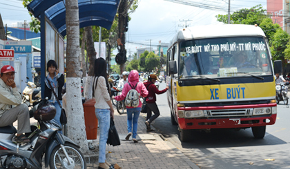 Sinh viên ĐH Tiền Giang tại nhà chờ xe bus. Ảnh: Như Lam