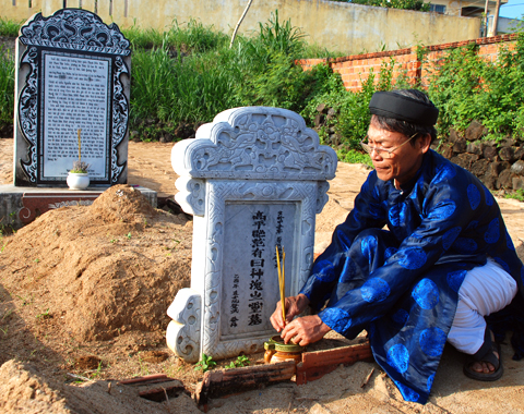 Ông Phạm Thoại Tuyền, Hậu duệ đời thứ 5 bên ngôi mộ chiêu hồn Cai đội trưởng Hoàng Sa Phạm Hữu Nhật ở thôn Đông, xã An Vĩnh, huyện đảo Lý Sơn. Ảnh: Trí Tín.