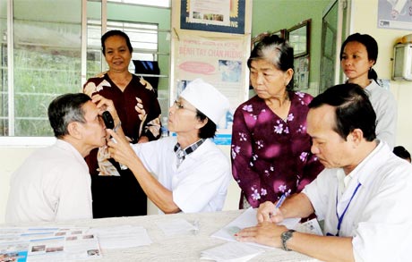 Bệnh viện Mắt Tiền Giang khám sàng lọc đục thủy tinh thể tại Trạm Y tế  xã Mỹ Tân, huyện Cái Bè.