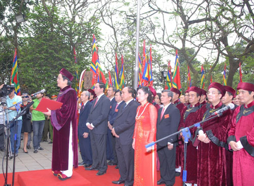 Phó Thủ tướng Nguyễn Xuân Phúc, Bộ trưởng Bộ Công an Trần Đại Quang, Chủ tịch Ủy ban Trung ương MTTQ Huỳnh Đảm và các đại biểu dự Lễ Giỗ tổ Hùng Vương 2013. Ảnh: VGP/Lê Sơn