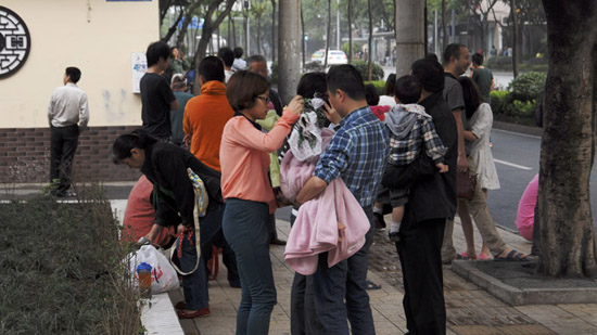 Dân Thành Đô sơ tán khỏi nhà do sợ động đất (ảnh: Reuters) 