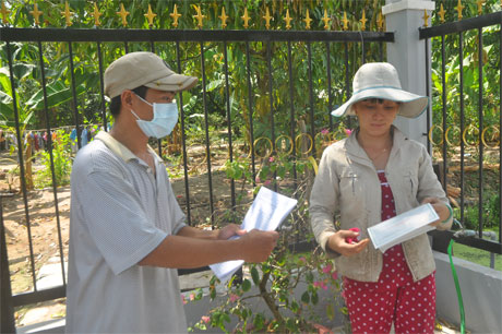 Trưởng ấp 1, xã Tân Thanh, huyện Cái Bè đến phát tờ rơi cho hộ chăn nuôi hướng dẫn về cách phòng, chống dịch cúm gia cầm.