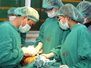 Một ca phẫu thuật chỉnh hình hàm mặt tại Bệnh viện Răng hàm mặt Trung ương. Ảnh: TTXVN