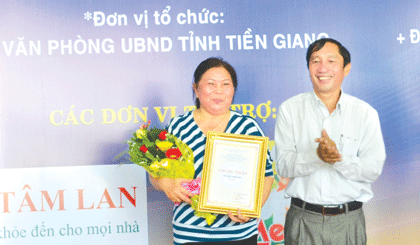 Ông Nguyễn Ngọc Minh, Giám đốc Sở VH-TT&DL trao giải I cho Nhà hàng Phương Nam.