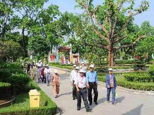 Du khách tham quan khu di tích Kim Liên.