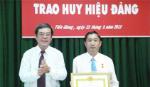 Đảng bộ Sở VH-TT&DL: Trao Huy hiệu Đảng 30 năm cho 2 đảng viên