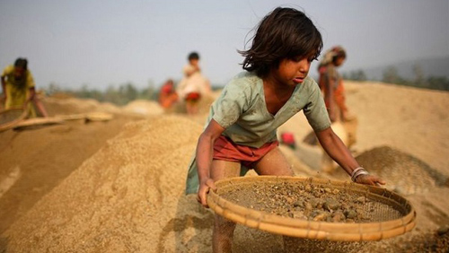 Cô bé Shilu (người Bangladesh) đang sàng đá ở khu Bhollar Ghat, ven bờ sông Piyain. Ảnh: G.M.B.Akash