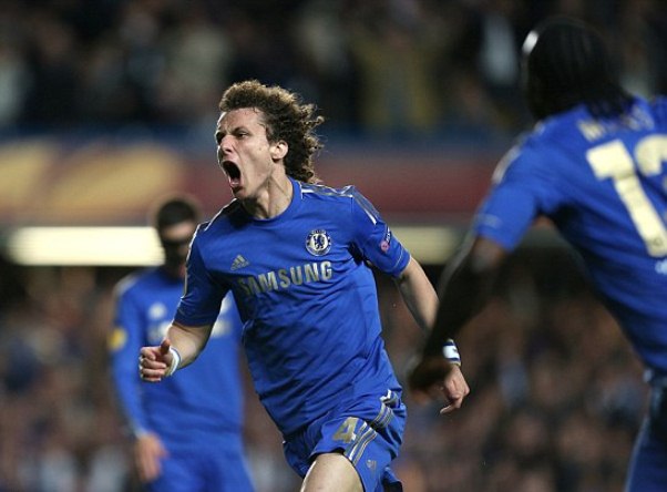 David Luiz ăn mừng chiến công - Ảnh Getty