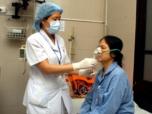 Bác sỹ điều trị cho bệnh nhân hen phế quản ở Bệnh viện Bạch Mai. Ảnh: TTXVN