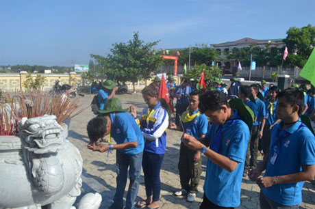 Các sinh viên thắp hương tri ân các hùng binh Hoàng Sa tại Tượng đài Hải đội Hoàng Sa.