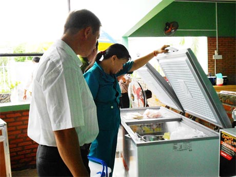Đoàn kiểm tra tại một nhà hàng ở ấp Hòa Trí, xã Long Khánh.