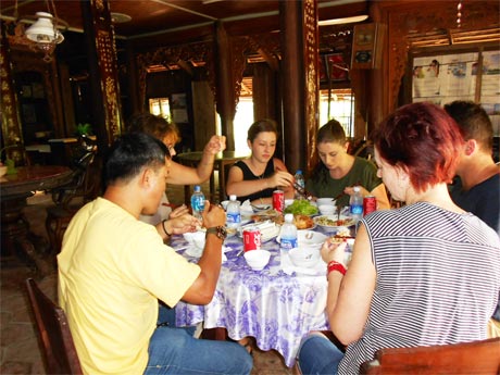 Khách Tây dùng món ăn Việt tại nhà cổ của bà Huỳnh Thị Thu Cúc  ở ấp Phú Hưng, xã Long Khánh.