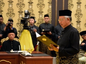 Thủ tướng Najib Razak (phải) tuyên thệ nhậm chức. 