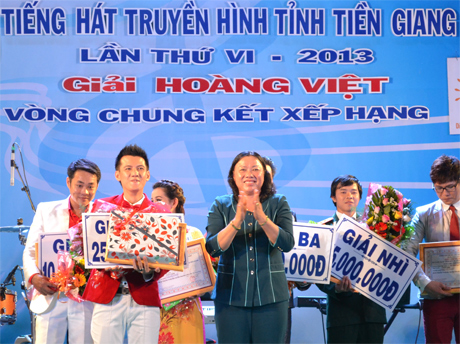 Bà Trần Kim Mai, Phó Chủ tịch UBND tỉnh trao giải nhất cho thí sinh Võ Nguyễn Thành Tâm sinh viên năm 3, nhạc viện TP. Hồ Chí Minh.