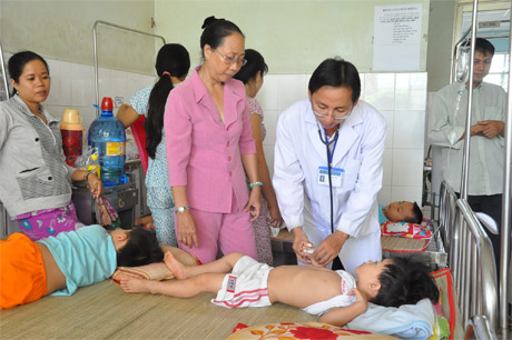 Khám bệnh sốt xuất huyết tại Bệnh viện Đa khoa Tiền Giang. Ảnh: Hạnh Nga