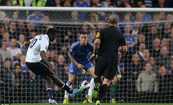  Pha ghi bàn 1-1 của Adebayor.