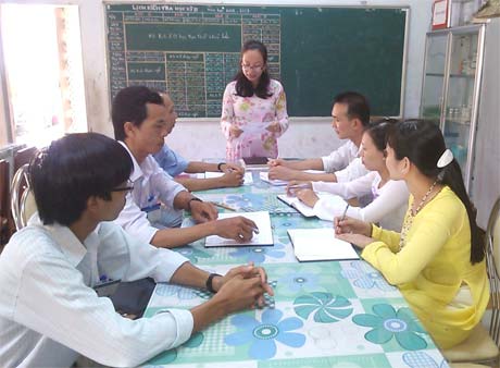 Cô Võ Thị Thúy Lan triển khai nhiệm vụ cho cán bộ, đảng viên, giáo viên nhà trường.