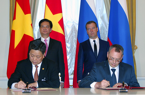 Thủ tướng Nguyễn Tấn Dũng và Thủ tướng Medvedev chứng kiến lễ ký Kế hoạch hợp tác giữa Bộ Văn hóa - Thể thao và Du lịch và Cơ quan Liên bang về Du lịch Nga trong lĩnh vực du lịch giai đoạn 2013-2015 - Ảnh: VGP/Nhật Bắc