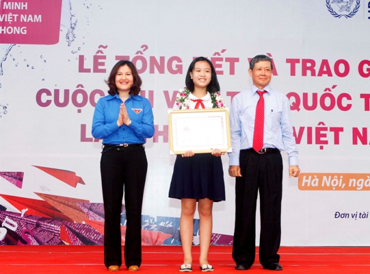 Ban Tổ chức trao giải Nhất cho em Đào Thụy Thùy Dương ngày 13-5, tại Hà Nội. Ảnh: ĐT