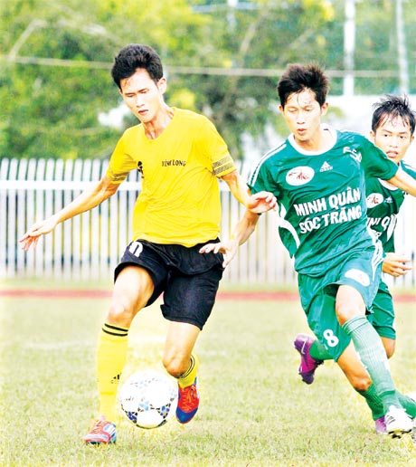 “Tân binh” Vĩnh Long (Ngọc Thanh, trái)  mới thăng hạng mùa bóng 2013.