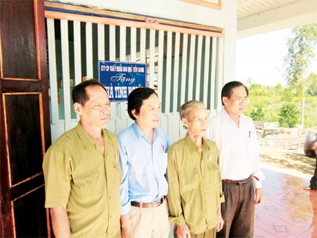 Tặng nhà tình nghĩa cho cựu chiến binh xã Thạnh Mỹ, huyện Tân Phước.