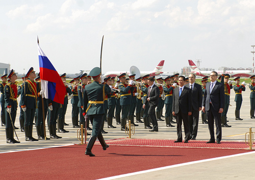 Lễ đón Thủ tướng Nguyễn Tấn Dũng và Đoàn VN tại sân bay Vnukovo 2 ở Moscow. Ảnh: Nhật Bắc