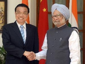  Thủ tướng Ấn Độ Manmohan Singh (phải) có cuộc gặp với Thủ tướng Trung Quốc Lý Khắc Cường (trái) đang trong chuyến thăm Ấn Độ. (Nguồn: AFP/TTXVN)