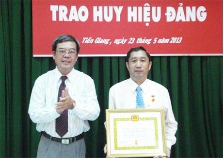 Đồng chí Phan Thanh Sơn trao Huy hiệu Đảng 30 năm cho đảng viên Nguyễn Ngọc Minh.