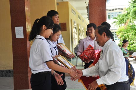 Ông Lê Văn Mỹ, Phó Chủ tịch UBND huyện Chợ Gạo trao thưởng cho các học sinh giỏi nhất các khối 10, 11 và 12.
