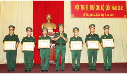 Đại tá Cao Văn Mĩa, Đảng ủy viên, Phó Chính ủy Bộ Chỉ huy Quân sự tỉnh trao thưởng cho các đơn vị.