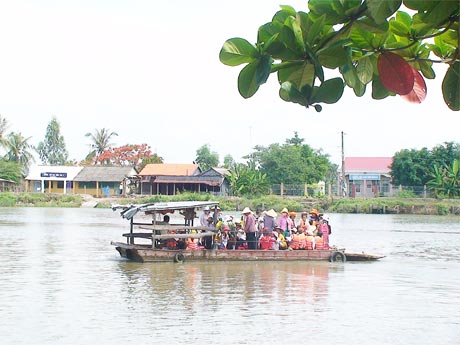 Học sinh mặc áo phao khi qua phà đến trường, trong khi người lớn thì không.