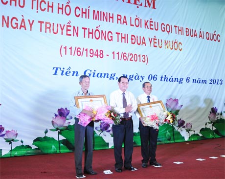 Chủ tịch UBND tỉnh Nguyễn Văn Khang  trao Huân chương Độc lập hạng III cho 2 đồng chí có thành tích xuất sắc.