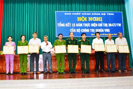 Ông Trần Long Thôn, Trưởng Ban Dân vận Tỉnh ủy trao Bằng khen  của UBND tỉnh cho các tập thể có thành tích xuất sắc.