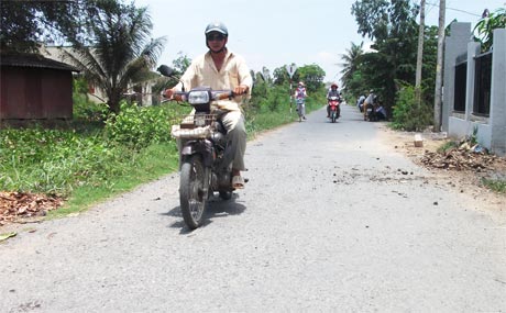 Tập trung xây dựng đường giao thông nông thôn ở xã Tân Trung. Ảnh: N. Văn