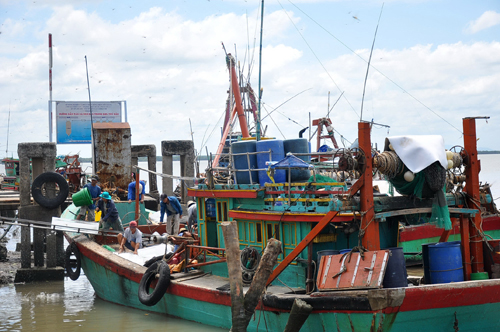 Tàu đánh bắt xa khơi của ngư dân Gò Công đang chuẩn bị nguyên liệu trước khi ra khơi.