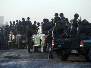 Cảnh sát Afghanistan bao vây sân bay Kabul. Ảnh: AFP