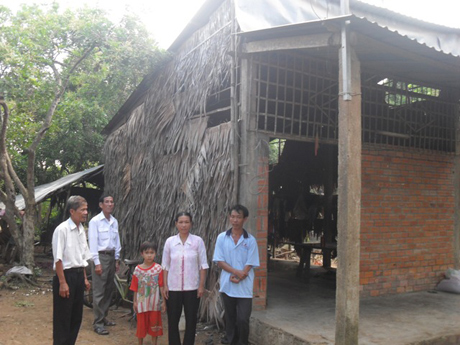 Căn nhà trống huơ, trống hoác của gia đình anh Tổng.