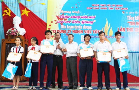 Trao giải Hội thi Tin học trẻ.