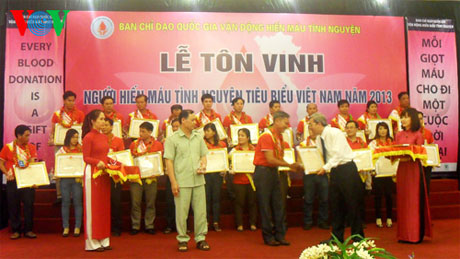 100 cá nhân hiến máu tình nguyện tiêu biểu được tôn vinh năm 2013.