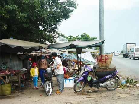 Đường duy nhất vào chợ An Bình ngay dưới dốc cầu An Cư, cặp Quốc lộ 1A.