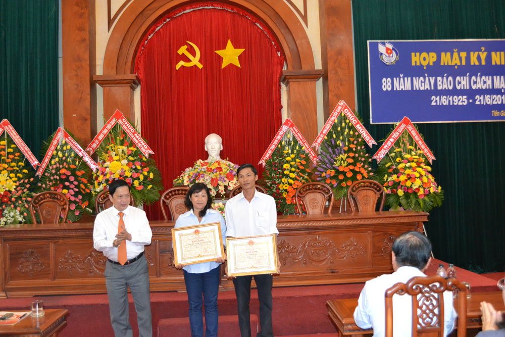 Ông Trần Thế Ngọc, Bí thư Tỉnh ủy trao bằng khen cho các cá nhân đạt giải A. Ảnh: Tuấn Lâm