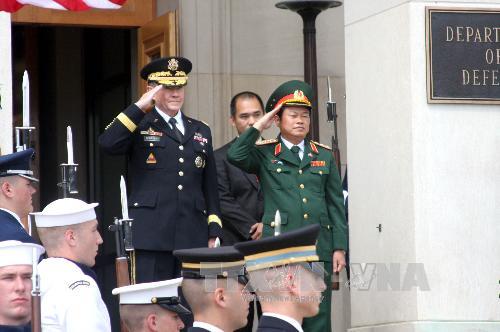 Chủ tịch Hội đồng tham mưu trưởng Liên quân Hoa Kỳ Martin Dempsey đón Thượng tướng Đỗ Bá Tỵ tại trụ sở Bộ quốc phòng Mỹ. 