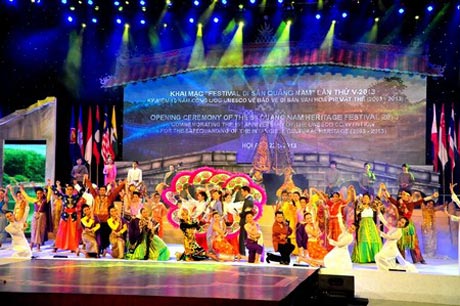 Các nước bạn bè Asean và Hàn Quốc cùng tham gia biểu diễn trong đêm khai mạc Festival.