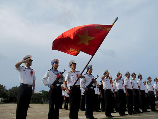 Quốc kỳ bay, vẽ đường cong chữ S Hình Tổ Quốc trong tim người dân Việt.