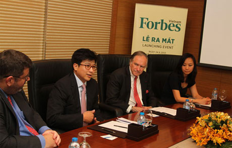 Các đại diện của Forbes và đối tác của Forbes Vietnam tại lễ ra mắt chiều 24-6 (Ảnh do Forbes Vietnam cung cấp).