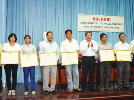 Tuyên dương các doanh nghiệp và cá nhân thực hiện tốt nghĩa vụ thuế năm 2012.