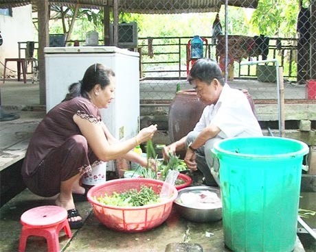 Ông Lê Minh Trí (Hòa Hưng, Cái Bè) đang phụ giúp vợ lo việc gia đình.