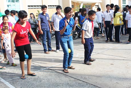 Thành Đoàn Mỹ Tho tổ chức trò chơi cho trẻ em.